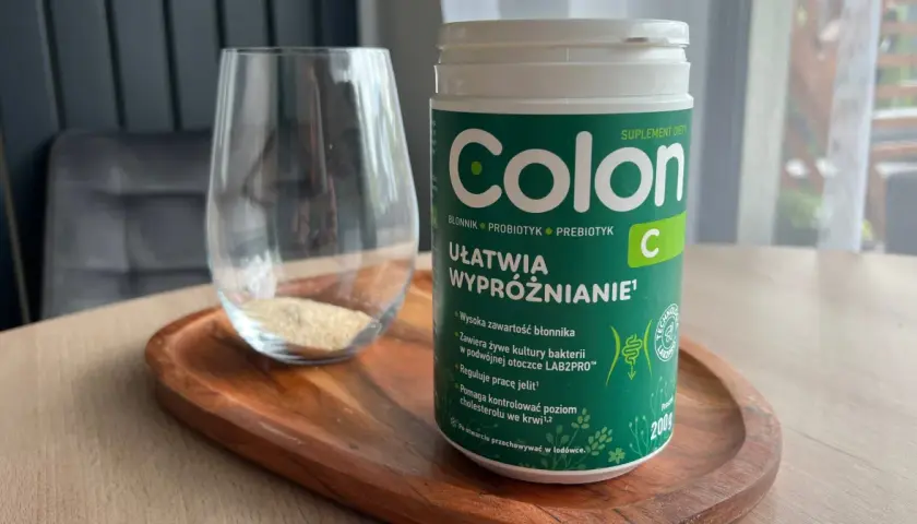 Suplement diety Colon ułatwia wypróżnianie i dba o pracę jelit. Zawiera błonnik, probiotyk i prebiotyk.