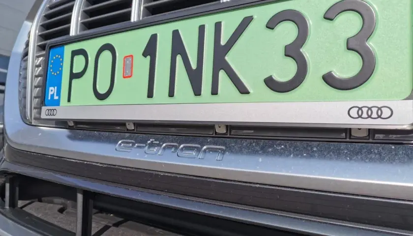 Zielone tablice rejestracyjne w Polsce na Audi e-tron. Numer PO 1NK 33.