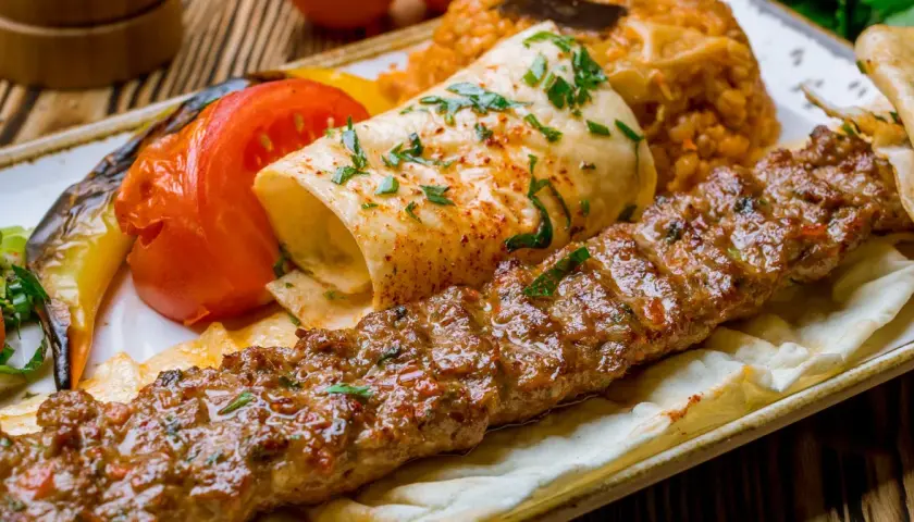 Ile kalorii ma kebab w cieście? Zaskakujące różnice w kaloryczności