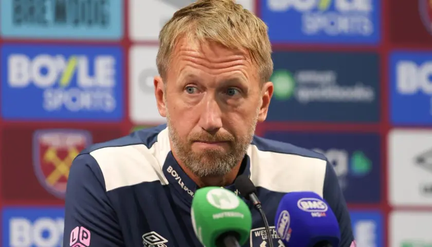 Trenerzy Premier League, Graham Potter, podczas konferencji prasowej.
