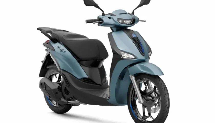 Scooter Piaggio Liberty 125 en color azul claro, ideal para quienes buscan bajo consumo y estilo urbano.