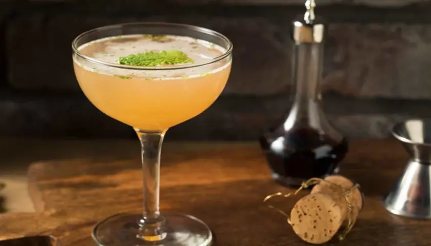 En läcker old cuban-cocktail med mynta och lime, redo att avnjutas.