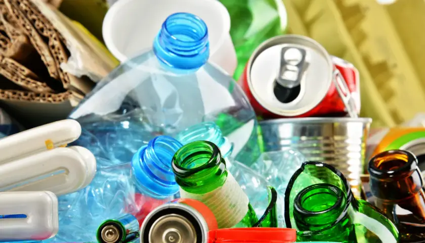 Szkło, plastik, puszki, baterie i kartony – to wszystko surowce wtórne, które nadają się do przetworzenia, dając nowe życie zużytym materiałom.