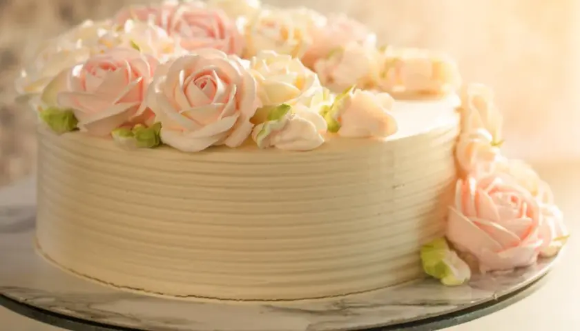 Elegancki tort udekorowany kremowymi różami w odcieniach różu i bieli. Idealny na każdą okazję, dzięki niezawodnemu kremowi do tortu, który zawsze się udaje.