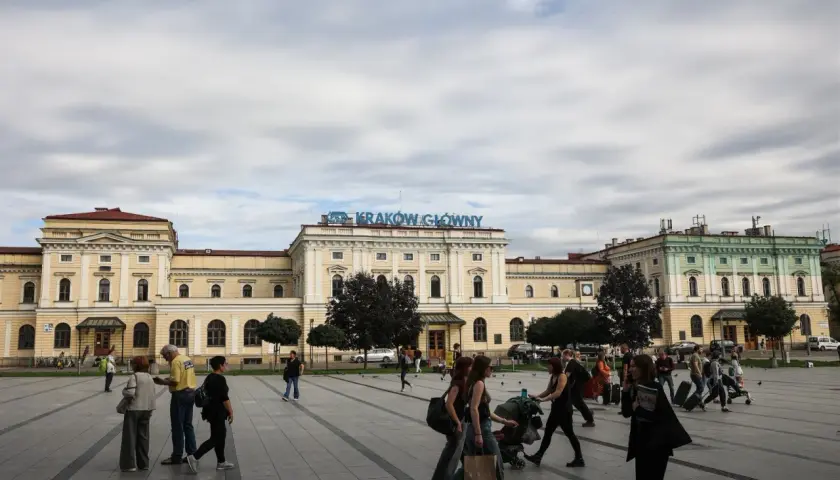 Ludzie na placu przed Dworcem Głównym w Krakowie. Szukasz informacji, jak dojechać z dworca w Krakowie do Prokocimia?