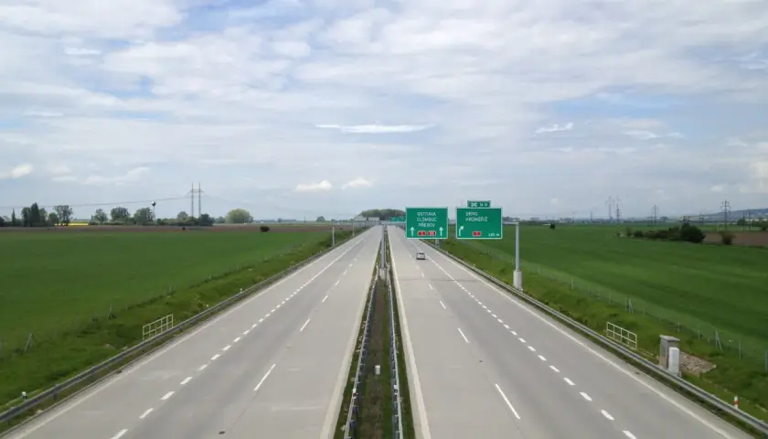 Autostrada w Czechach z zielonymi znakami drogowymi wskazującymi kierunki.