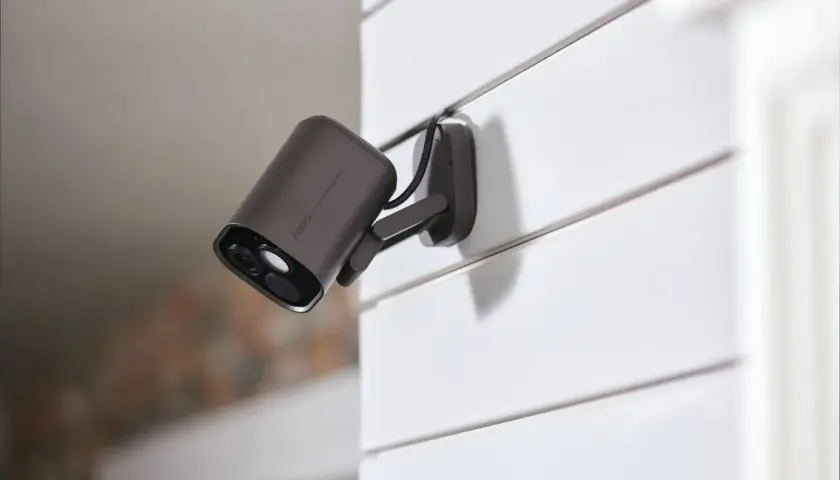 Cámara de seguridad con diseño moderno, su lente tipo iris camara vigila tu hogar.