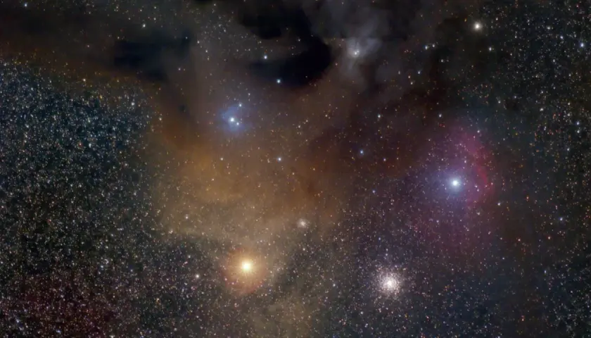 Mgławice i gwiazdy w Skorpionie, w tym jasny Antares.