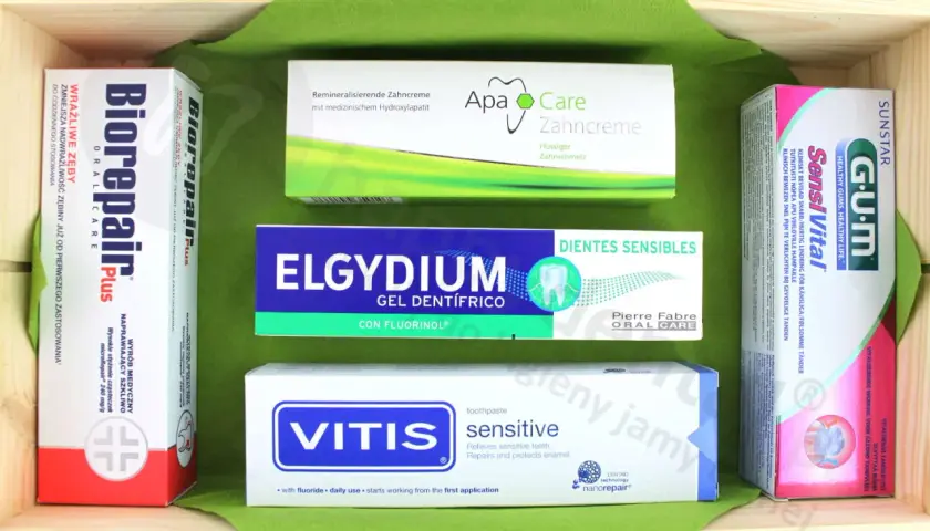 Zestaw past do zębów, w tym BiorepairPlus, Elgydium i Vitis Sensitive, które pomagają na odsłonięte szyjki zębowe.