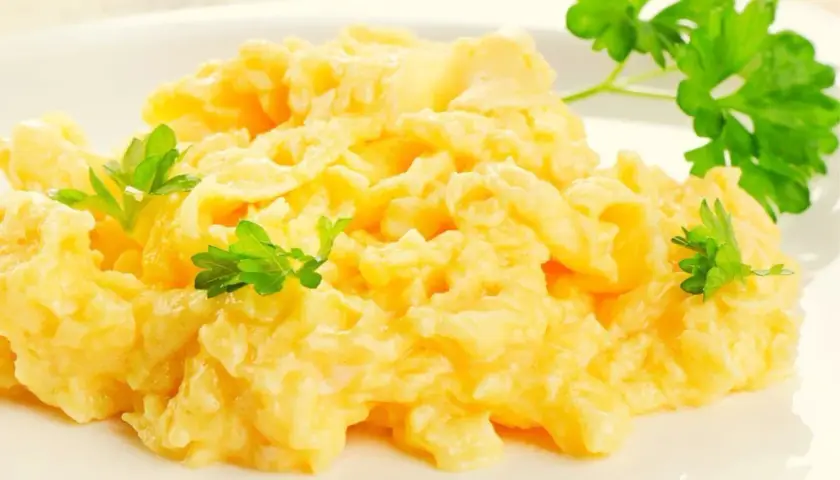 Puszysta jajecznica, idealna na śniadanie. Dowiedz się, jak zrobić jajecznicę krok po kroku.