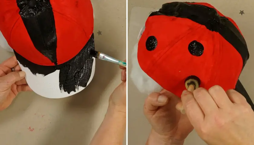 Schritt-für-Schritt-Anleitung: Ein roter Cappy wird mit schwarzer Farbe zur Marienkäfer-Kopfbedeckung bemalt. Zuerst wird der Rand bemalt, dann die Punkte aufgemalt.