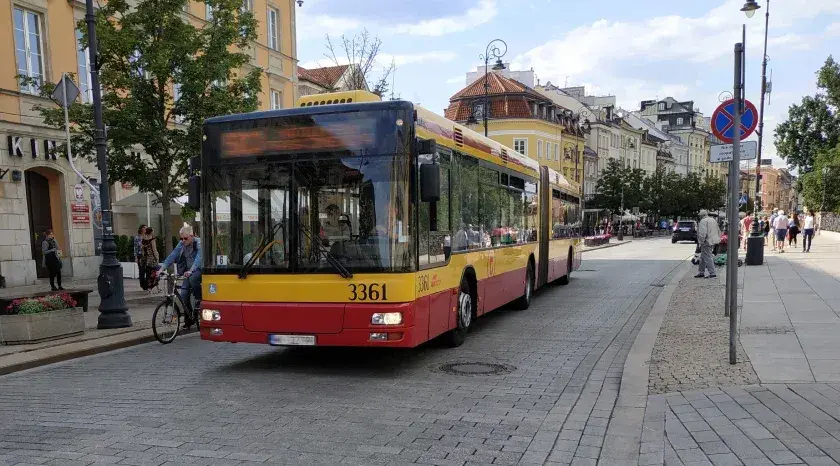 Jak z Warszawy dojechać na lotnisko Modlin - najlepsze sposoby i porady