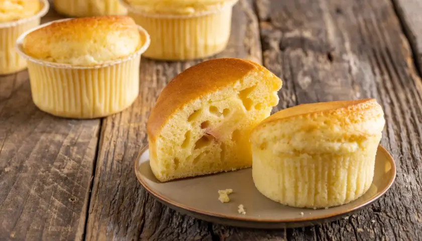 Muffin in friggitrice ad aria morbidissimi, con un interno soffice e dorato. Perfetti per una colazione o merenda golosa.