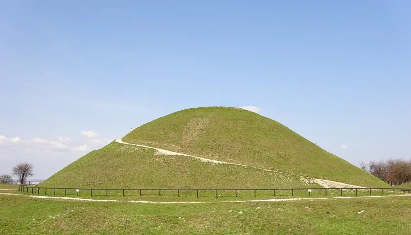 Zielony kopiec Kraka w Krakowie, z krętą ścieżką wiodącą na szczyt.