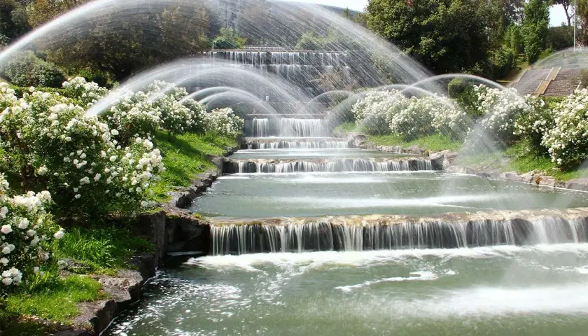Cascata monumentale con rose bianche, un'opera che evoca la grandezza del quartiere EUR Mussolini.