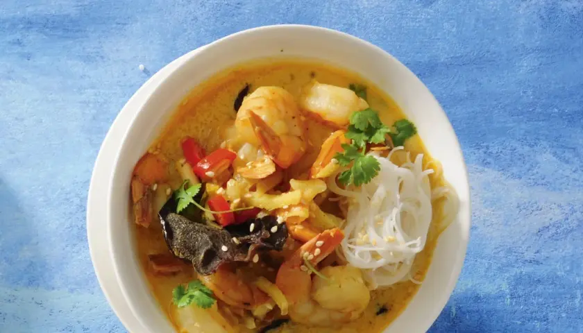 Aromatyczna zupa krewetkowa z makaronem ryżowym, papryczką chili i kolendrą.