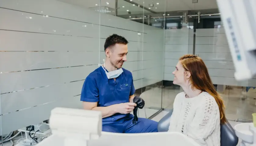 Bolący ząb? Zrozum diagnostykę u dentysty i pozbądź się lęku.