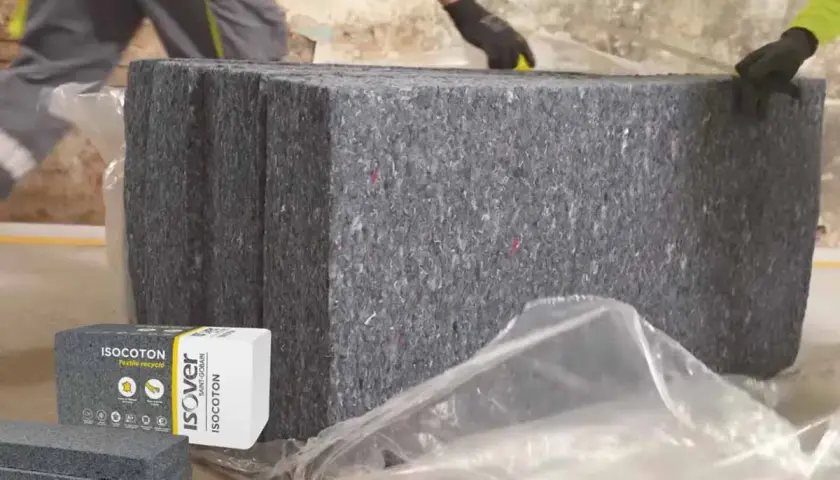 Gros blocs de laine de coton recyclée, emballés dans du plastique. Attention, la laine de coton peut présenter un danger si mal manipulée.