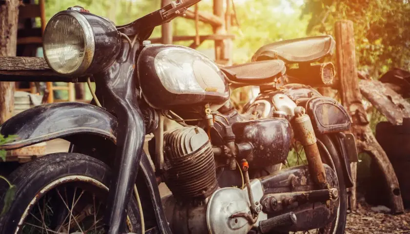 Moto clásica en un entorno rústico. ¿Cuánto cuesta dar de alta una moto sin papeles?