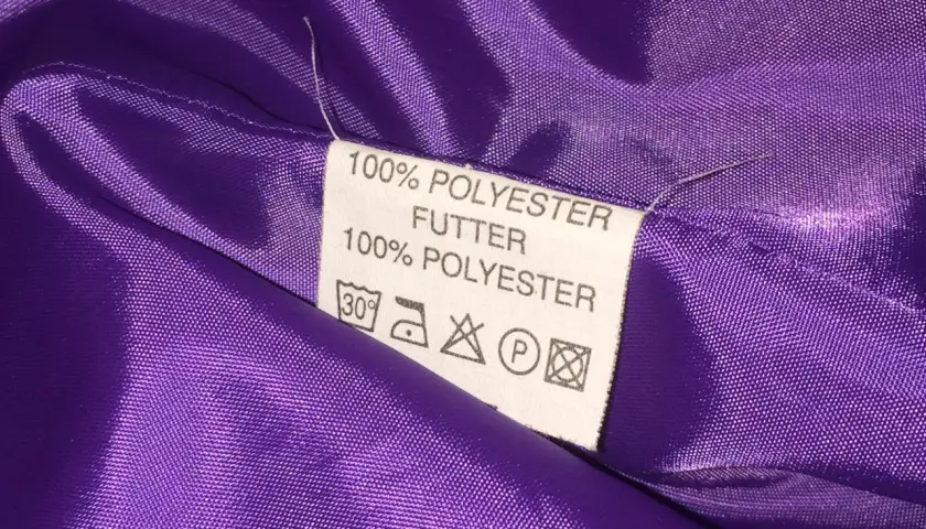 Metka z informacją o składzie: 100% poliester. Podszewka również wykonana z poliestru.