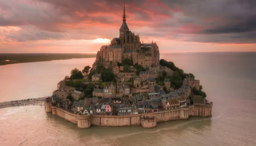Mont Saint-Michel we Francji o zachodzie słońca.