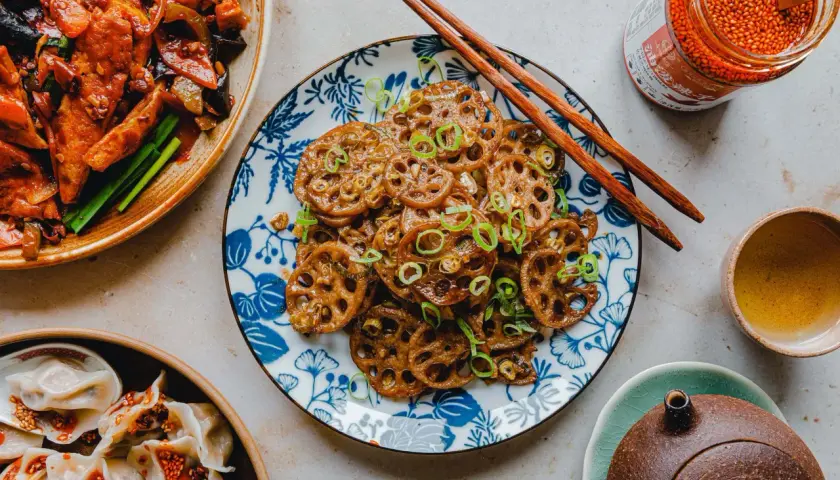 Ein köstliches Gericht mit karamellisierter Lotuswurzel, garniert mit Frühlingszwiebeln. Ein tolles Lotuswurzel Rezept für jeden Anlass.