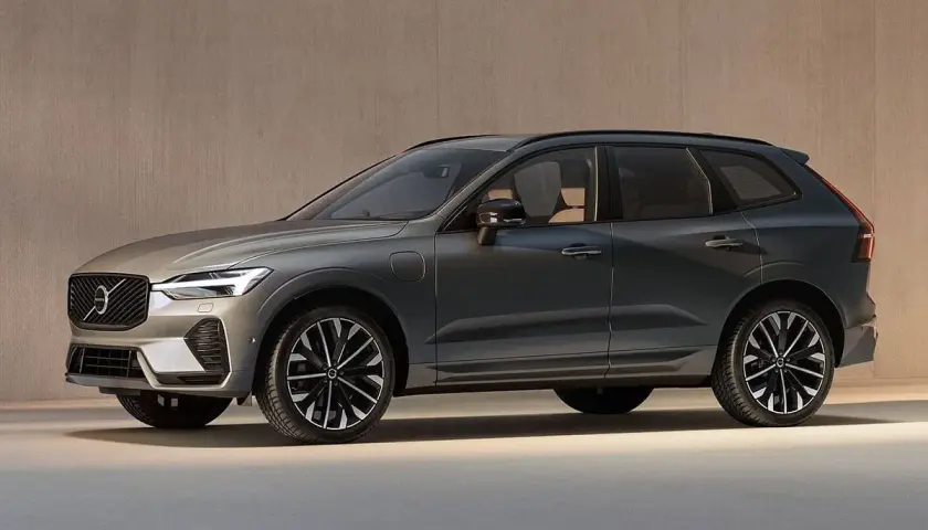 Volvo XC60 gris oscuro, con diseño moderno y elegante. Mi opinión es que es un SUV premium muy completo.