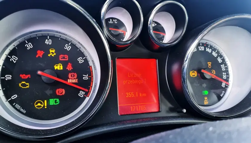 Na desce rozdzielczej świeci się ikona płynu hamulcowego (BRAKE) i inne kontrolki. Licznik przebiegu pokazuje 355.1 km.