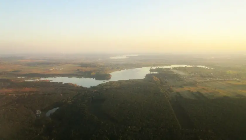 Widok z lotu ptaka na zalew przeczycko-siewierski otoczony lasami i polami.