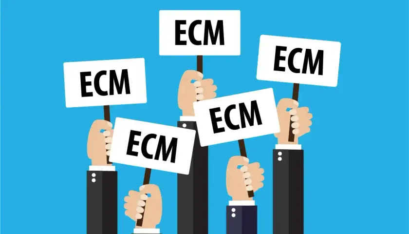 Mani che reggono cartelli con la scritta "ECM". Un modo per capire come funziona la laurea in medicina e la formazione continua.