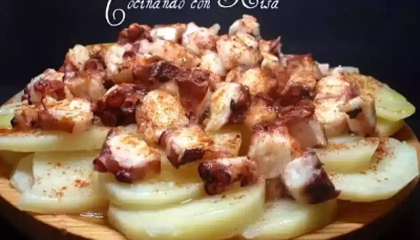 Pulpo con cachelos, un plato gallego tradicional, con trozos de pulpo tierno y patatas cocidas, espolvoreado con pimentón.