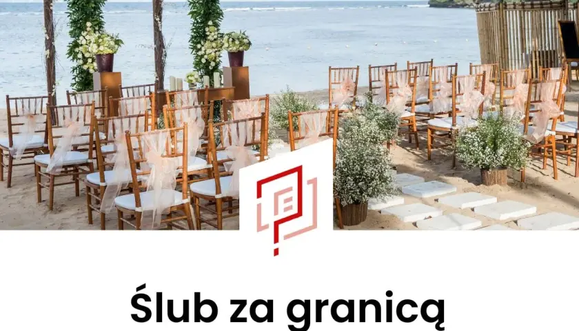 Piękne miejsce na ślub kościelny za granicą. Krzesła ozdobione wstążkami czekają na gości przy ołtarzu na plaży.