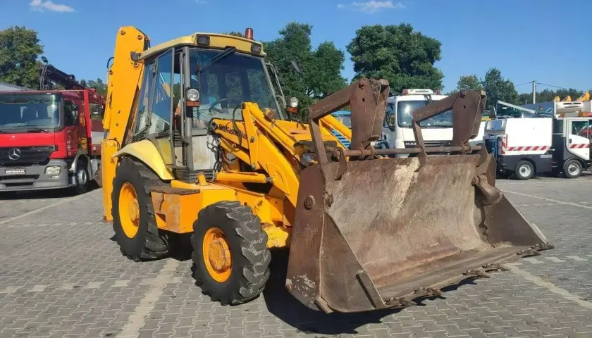 Żółta koparko-ładowarka JCB 3CX, gotowa do pracy. Sprawdź jej jcb 3cx dane techniczne!