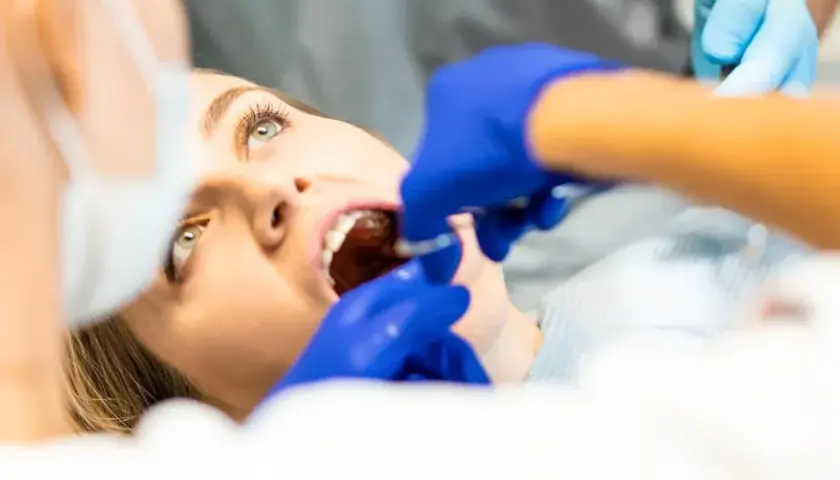 Ból kości po ekstrakcji zęba: Jak długo trwa i kiedy do dentysty?