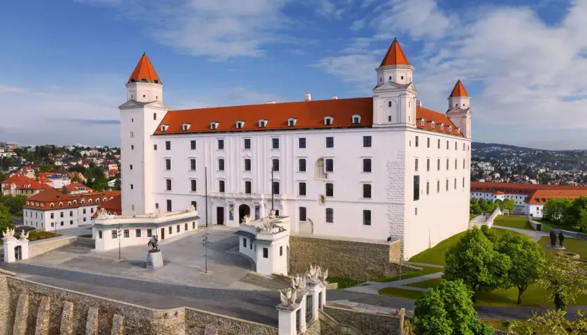 Bratysławski zamek, duma stolicy Słowacji, góruje nad miastem. Białe mury i czerwone dachy tworzą malowniczy widok.