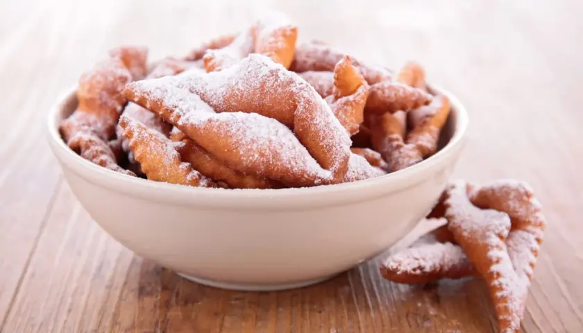 Beignets de carnaval saupoudrés de sucre glace, une délicieuse recette inspirée par Cyril Lignac.