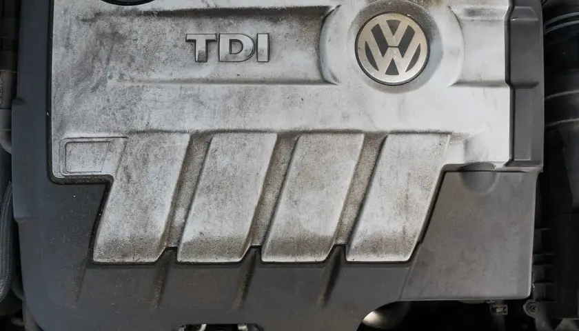 Silnik TDI Volkswagena, z widocznym logo i napisem. To serce wielu aut, a TDI to skrót od Turbocharged Direct Injection.