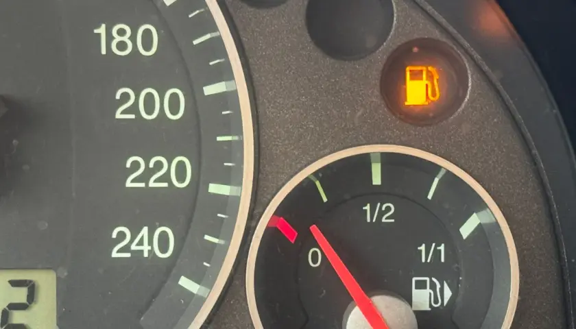Wskaźnik paliwa pokazuje, że w samochodzie jest rezerwa. Lampka ostrzegawcza paliwa świeci się na pomarańczowo.