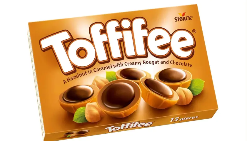 Pudełko Toffifee Storck z orzechami laskowymi, karmelem i czekoladą.