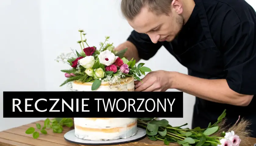 Cukiernik dekoruje tort bukietem żywych kwiatów: róż, piwonii i gipsówki. Piękne, jakie żywe kwiaty na tort!