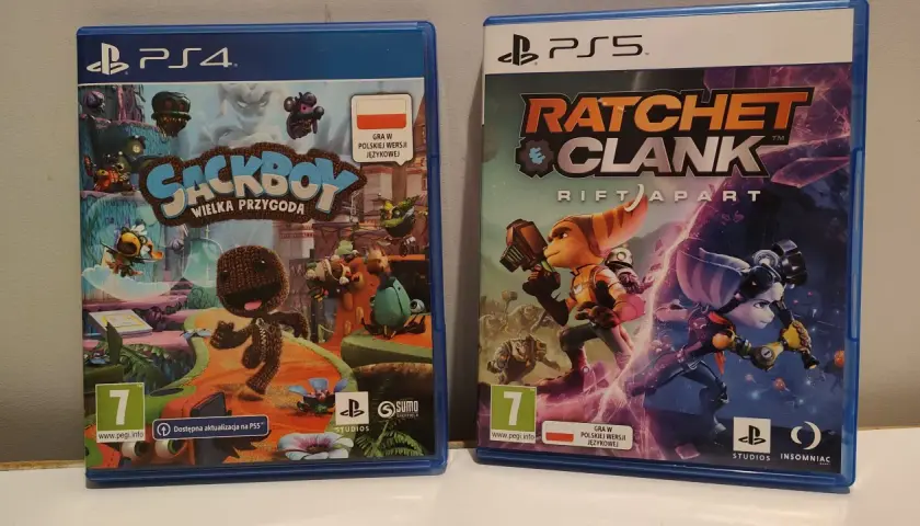 Dwie gry: Sackboy: Wielka Przygoda (PS4) z informacją o aktualizacji na PS5 oraz Ratchet & Clank: Rift Apart (PS5). Czy gry z PS4 działają na PS5? Tak, Sackboy to potwierdza!