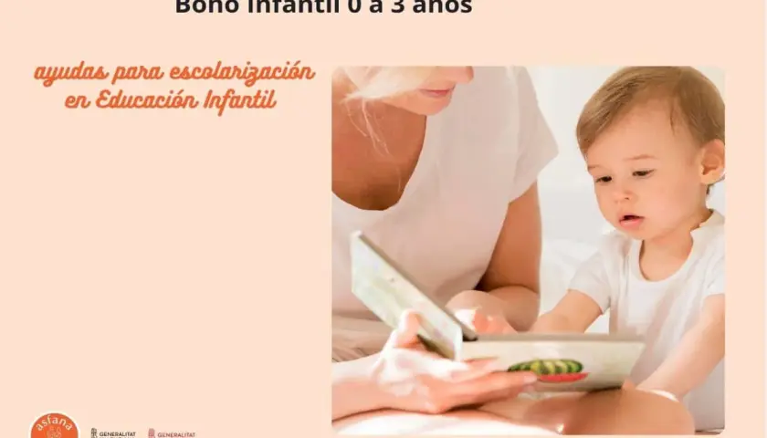 Bono Infantil: ayudas para escolarización en Educación Infantil. Una madre lee un cuento a su bebé.