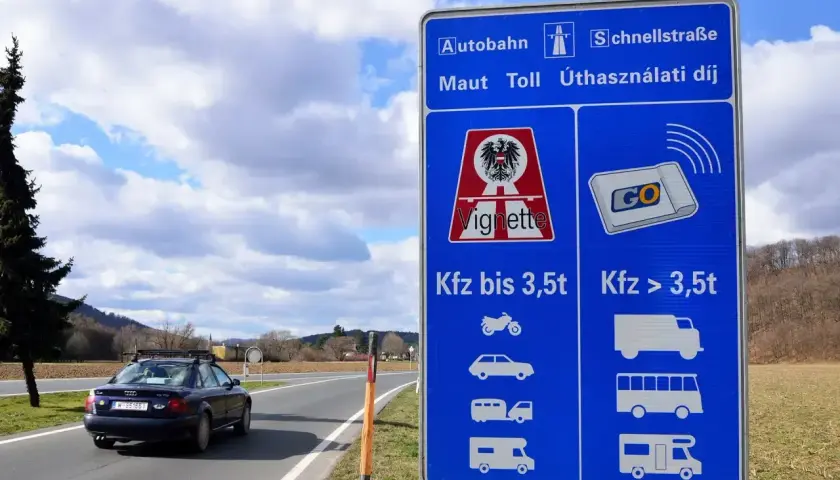 Znak drogowy w Austrii informuje o opłatach za autostrady i drogi szybkiego ruchu. Winieta to forma płatności, która jest tu walutą za przejazd.