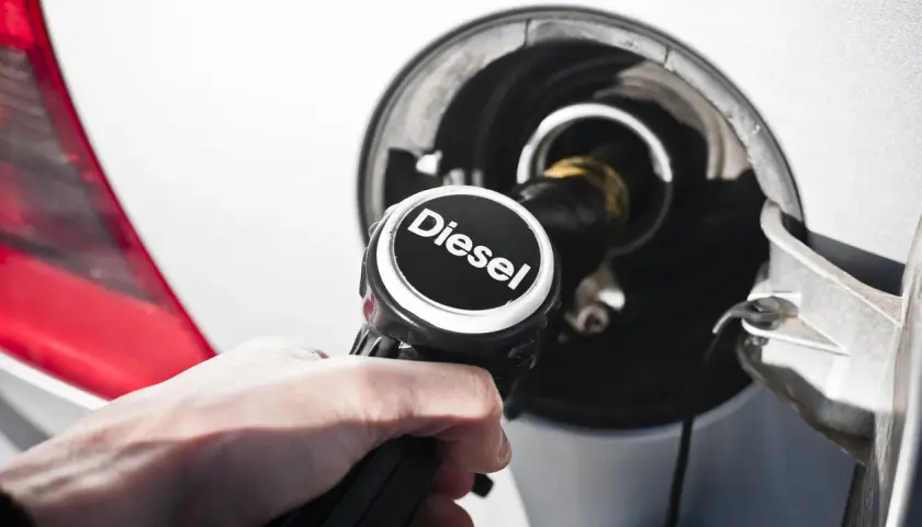 Mano che inserisce la pompa diesel nel serbatoio. Ci si interroga su euro 4 diesel fino a quando possono circolare.