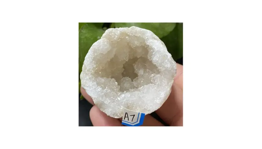 Ein weißer Achat mit einer geodenartigen Höhle. Seine Wirkung soll beruhigend sein.