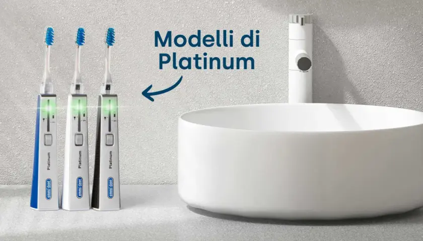 Tre spazzolini elettrici Platinum emmi-dent, con indicatori luminosi verdi, pronti per mostrare come si usa lo spazzolino elettrico.