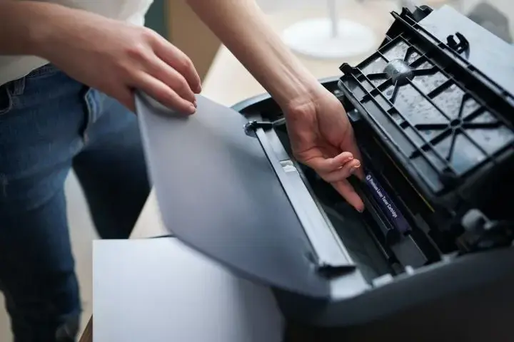 Dlaczego drukarka drukuje na czerwono i jak to naprawić?