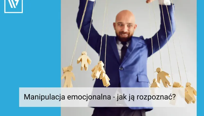 Mężczyzna w garniturze steruje drewnianymi ludzikami jak marionetkami, ukazując cechy manipulatora.