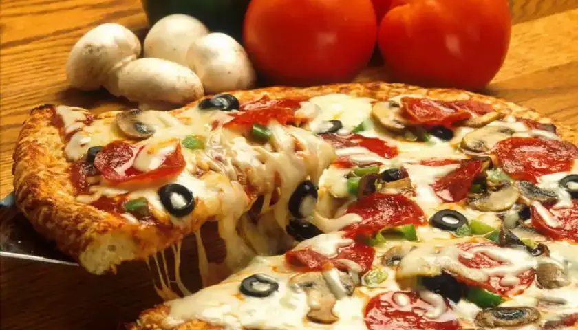 Pizza jak z Pizza Hut: Przepis na idealne ciasto i sos, który zachwyca