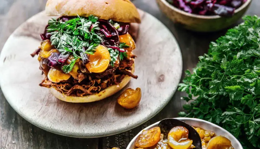 Burger gourmand avec effiloché de porc, abricots et chou rouge. Une explosion de saveurs !